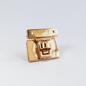 Broche cuadrado mediano dorado